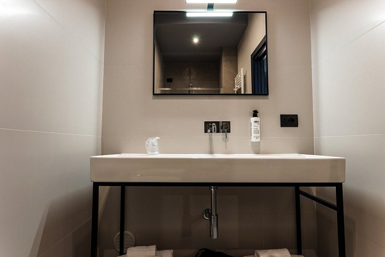 Bathroom 5, Arryvo, Lecce