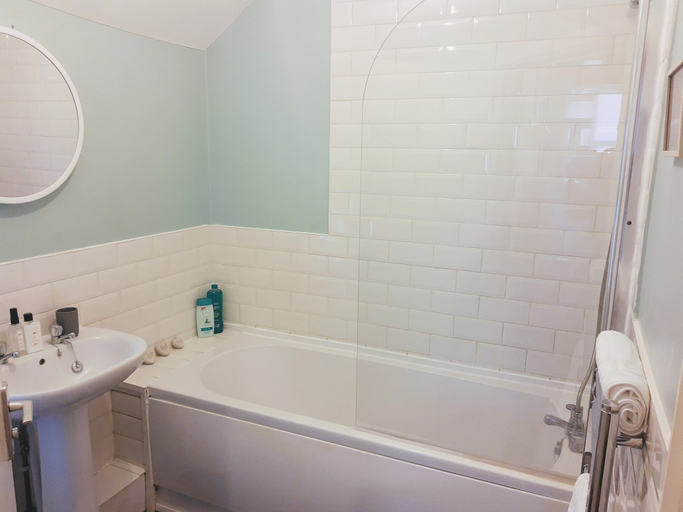 Bathroom, The Hazel Oak Apartment, Cardiff