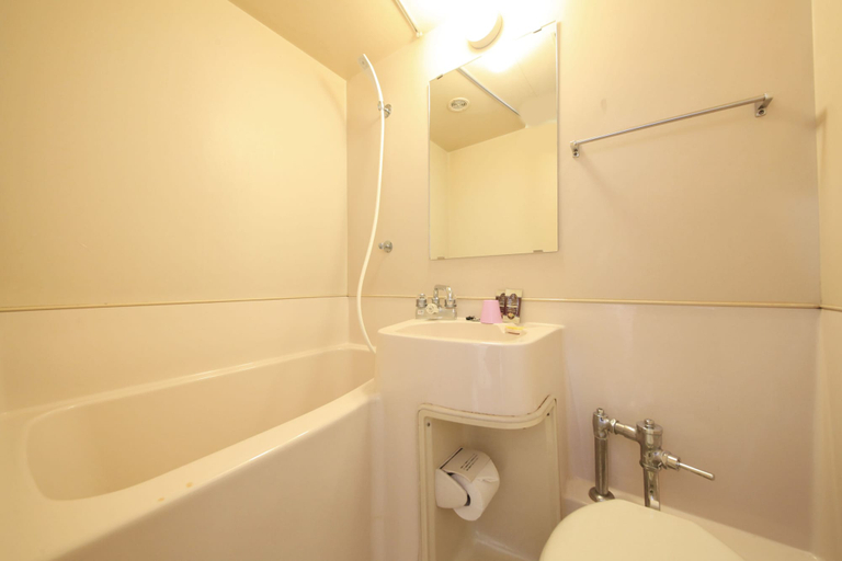 Bathroom 5, U-Topia, Kai