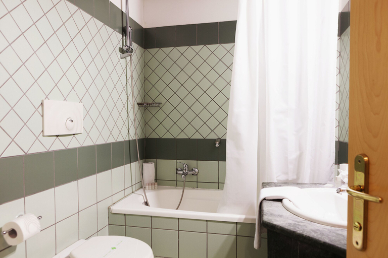 Bathroom 5, ibis Styles Roma Vintage, Rome