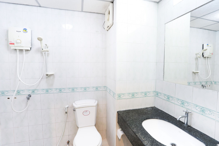 Bathroom 4, Mont Talay Hotel, Muang Prachuap Khiri Khan