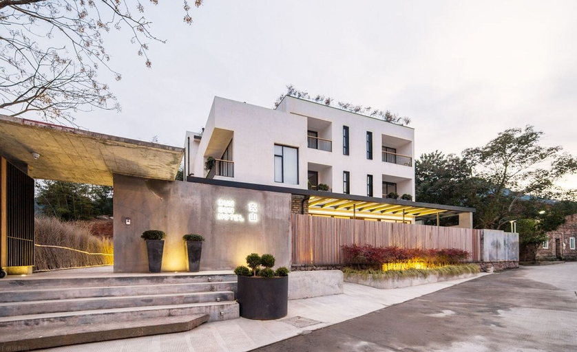 Exterior & Views