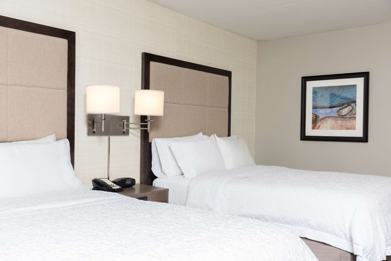 Bedroom 3, Hampton Inn Bloomington, Monroe