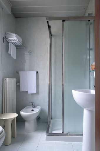 Bathroom 4, Hotel Roma, Venezia