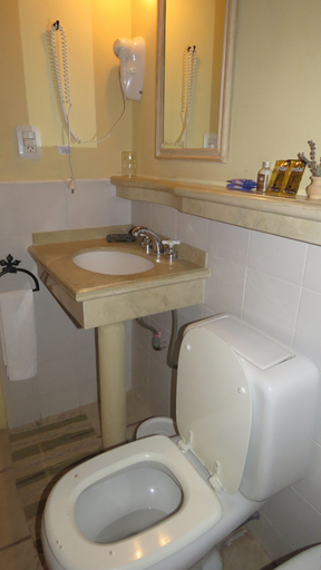 Bathroom, Chañarmuyo Hotel de Vino, Famatina