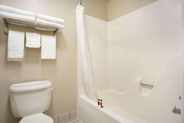 Bathroom 5, Baymont by Wyndham Rawlins, Carbon