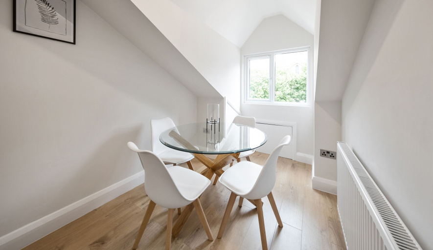 Others 4, Stylish 2 Bedroom Apartment, Wokingham