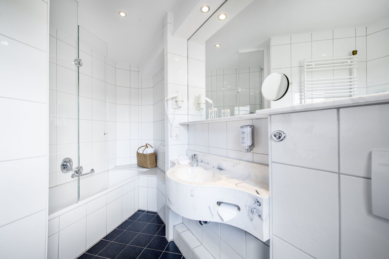 Bathroom 5, Landhotel Buller, Osnabrück