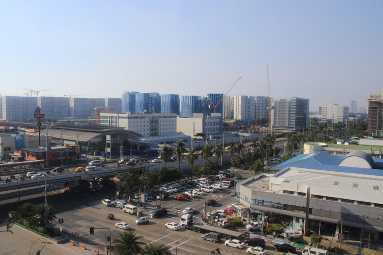 Exterior & Views 27