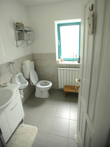 Bathroom 3, Villa Salamander, Komen