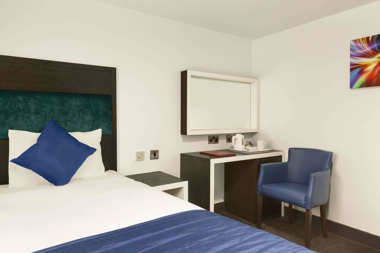 Bedroom 4, Ramada by Wyndham Oxford, Oxfordshire
