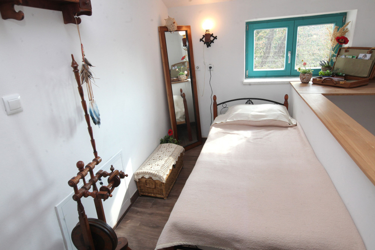 Bedroom 2, Villa Salamander, Komen