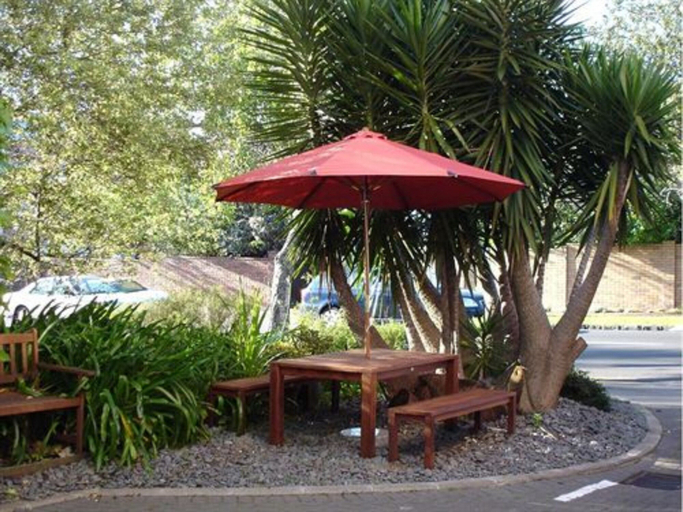 Others 5, Off Broadway Motel, Waitakere