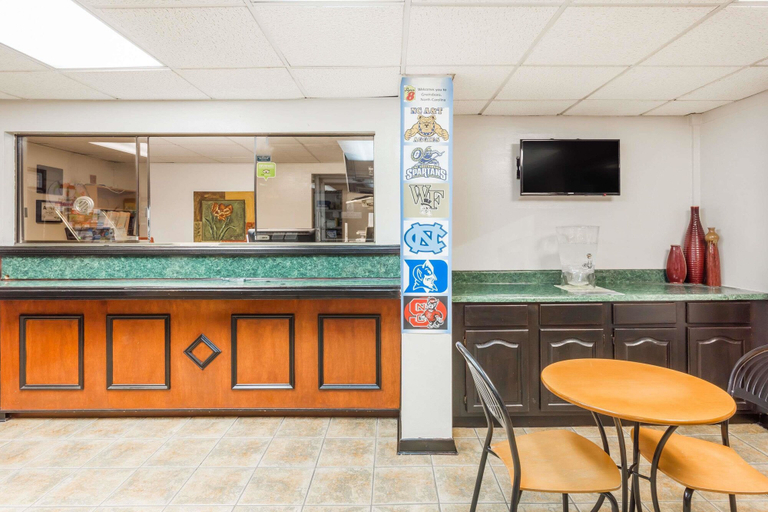 Food & Drinks 4, Super 8 by Wyndham Greensboro, Guilford