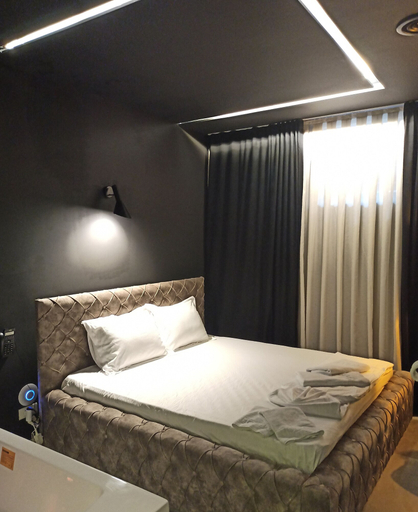 Bedroom 2, Hotel Gloria, Priština