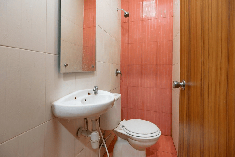 Bathroom 4, RedDoorz Syariah near Simpang Surabaya Aceh, Banda Aceh
