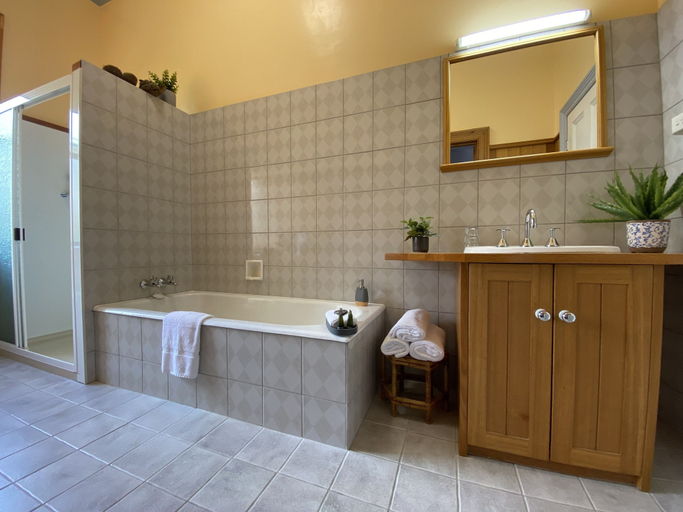 Bathroom 3, Hanlon Guest House, Circular Head