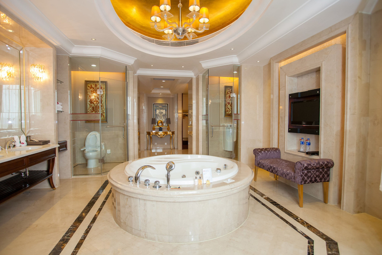 Bathroom 5, Ramada Plaza Shaoguan City Centre, Shaoguan