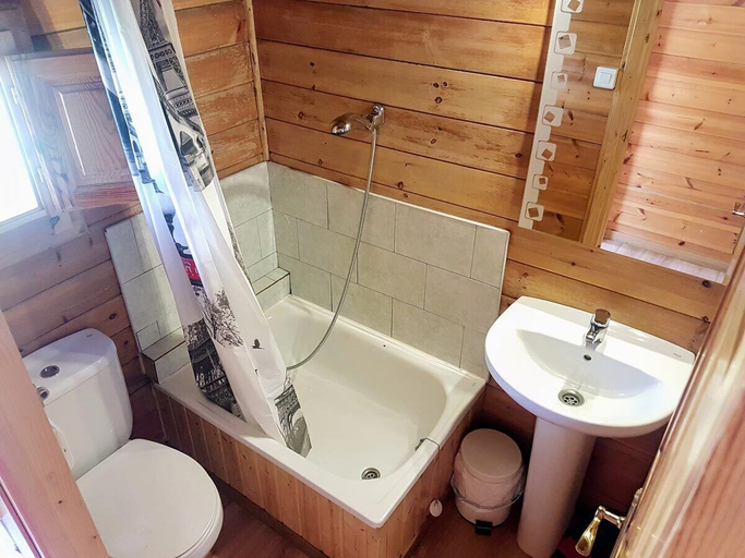 Bathroom 3, Camping Rio Nela, Burgos