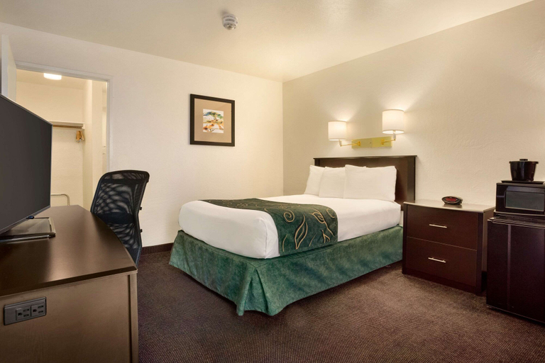 Bedroom 3, Travelodge by Wyndham Winslow, Navajo