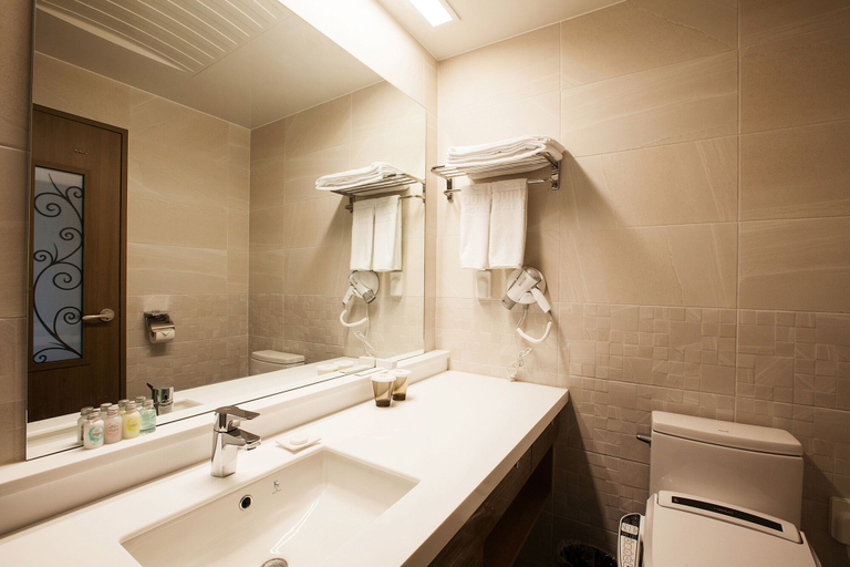 Bathroom 5, You Us Hotel, Seogwipo