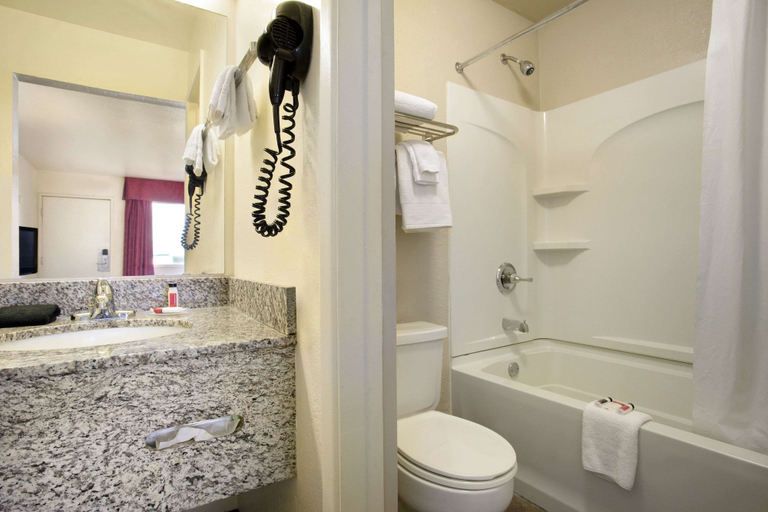 Bathroom 4, Travelodge by Wyndham Winslow, Navajo