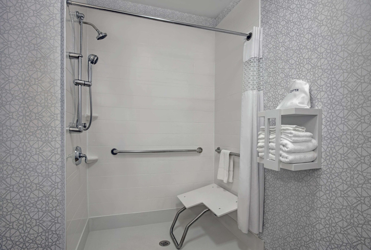 Bathroom 4, Hampton Inn Keokuk, Lee