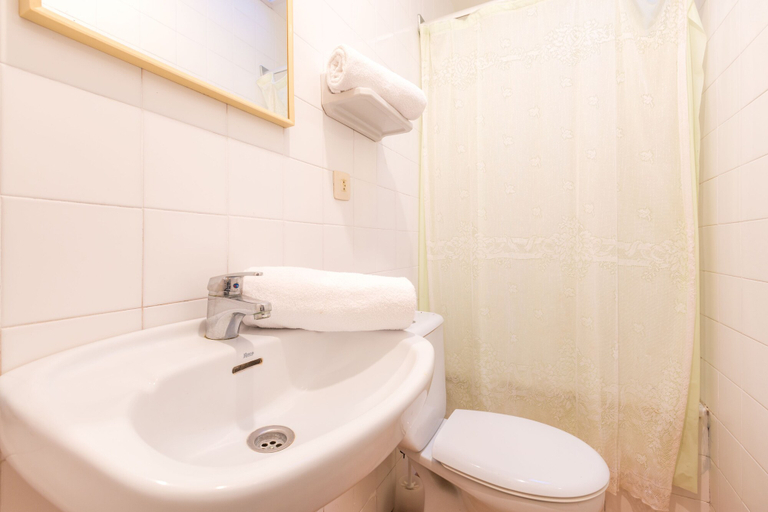 Bathroom, Bungalow Sirena, Girona