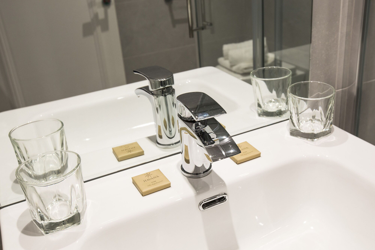 Bathroom 5, Castle Varagh Hotel & Bar