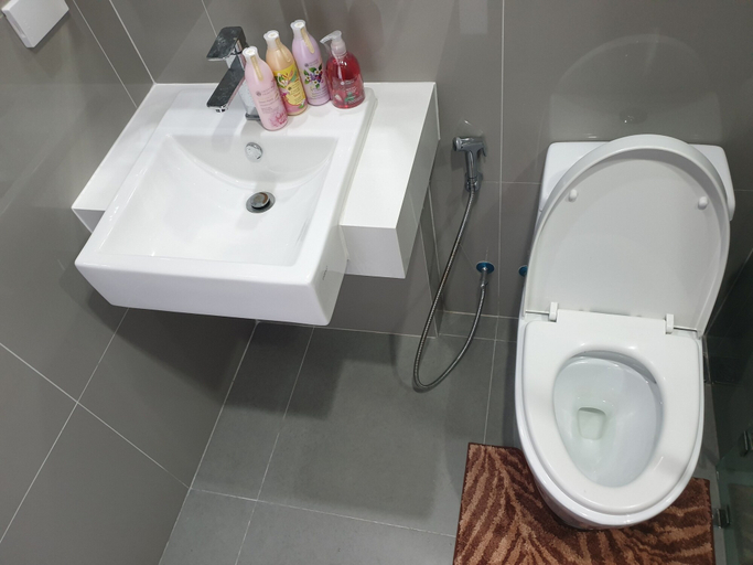 Bathroom 2, Suphatra Pattaya Posh, Pattaya