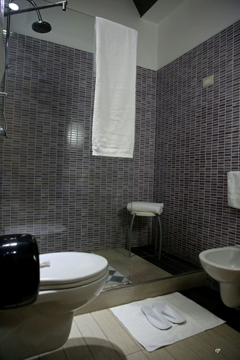 Bathroom 4, Caravaggio Hotel, Napoli