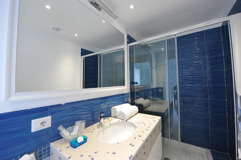 Bathroom 5, Villa Emanuel, Napoli