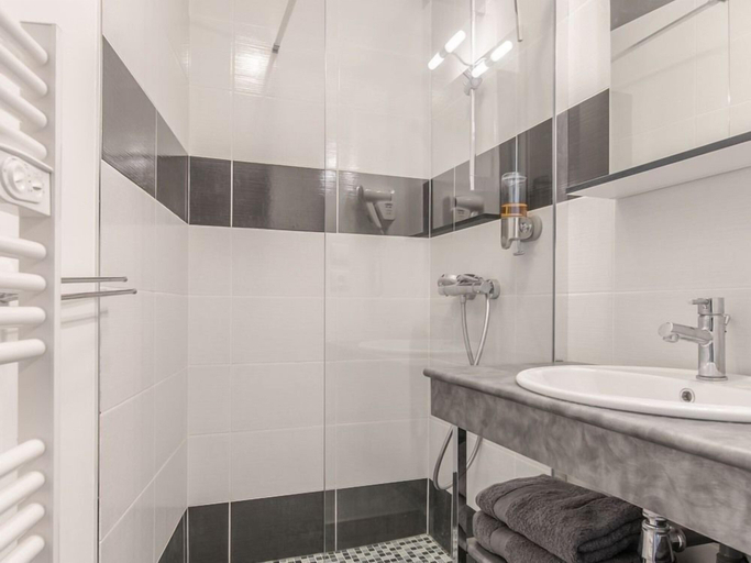 Bathroom 5, Appart Hotel Bourgoin, Isère