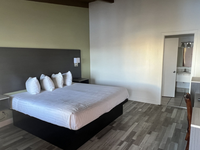 Bedroom 2, Discovery Inn, Monterey