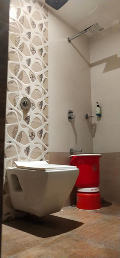 Bathroom, Hotel Meriton, Mumbai Suburban