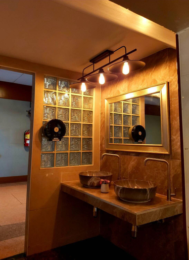 Bathroom 4, Suriwong Chumphon Hotel, Muang Chumphon