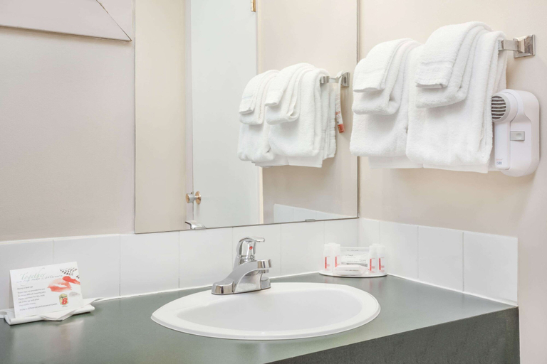 Bathroom 4, Super 8 by Wyndham Stettler, Division No. 7