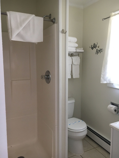 Bathroom 5, Highland Lake Resort, Cumberland