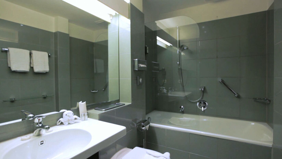 Bathroom 5, Aussen Alster Hotel, Hamburg