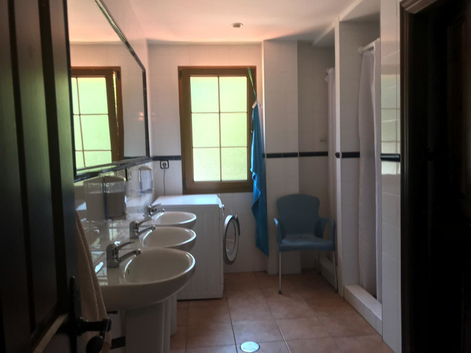 Bathroom, Albergue Los Nuberos - Hostel, Cantabria