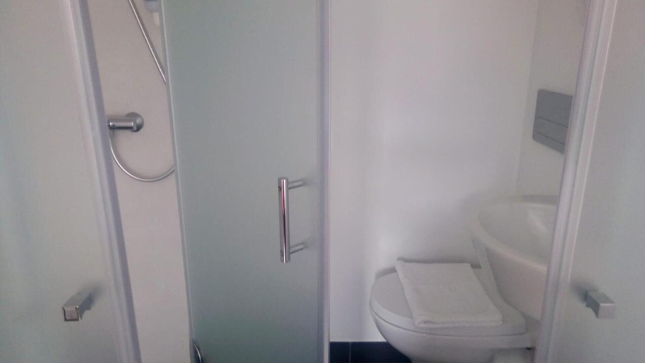 Bathroom 5, Be Lisbon Hostel Intendente, Lisbon
