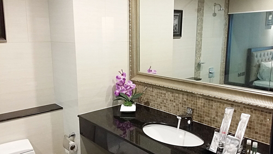 Bathroom 5, SN Plus Hotel - SHA Plus, Pattaya