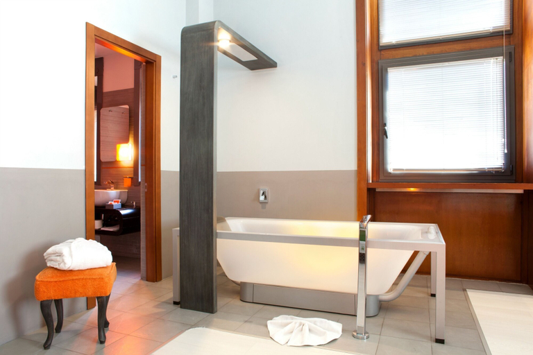 Bathroom 5, Orange Hotel, Roma