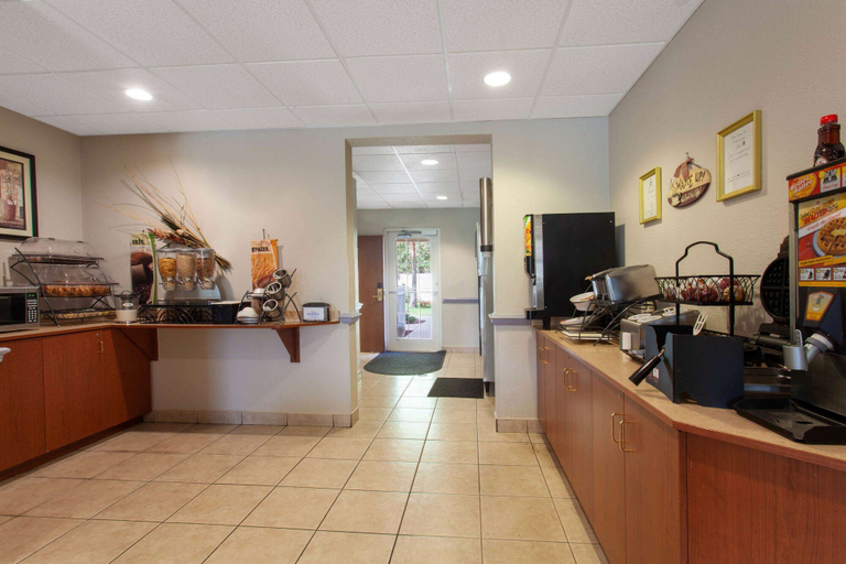 Food & Drinks 5, Microtel Inn & Suites by Wyndham Lady Lake/The Villages, Lake
