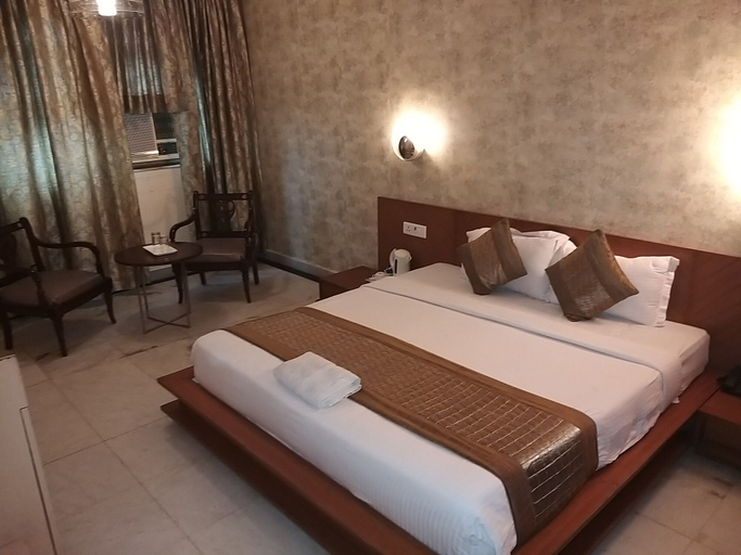 Bedroom 2, Hotel Chanson Grand Westend, Delhi