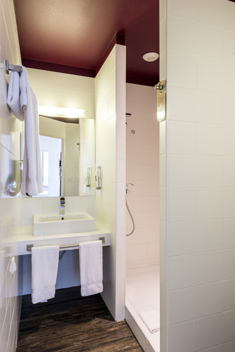 Bathroom 4, ibis Styles Saint Julien en Genevois Vitam, Haute-Savoie