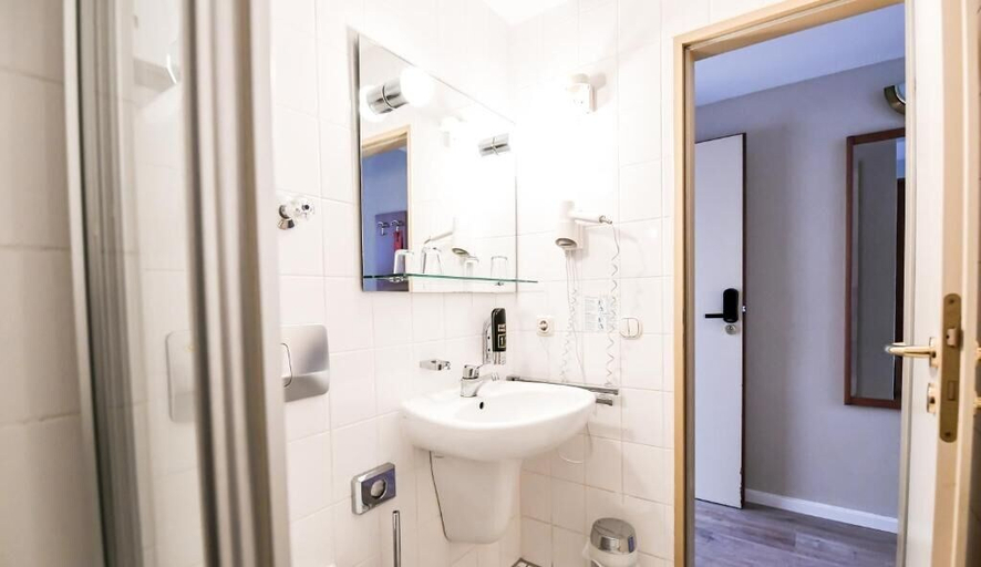 Bathroom 5, Hotel Blutenburg, München