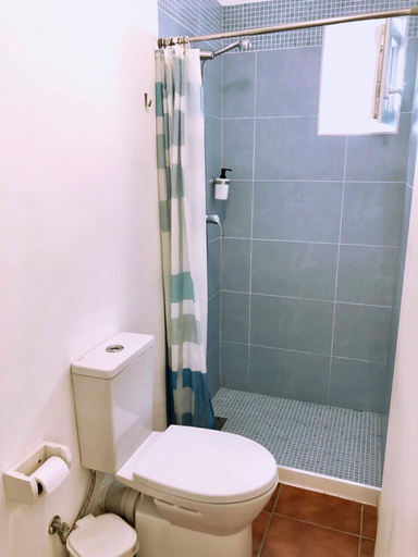 Bathroom 3, Grannys Guesthouse, Mira