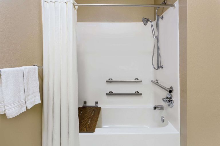 Bathroom 4, Super 8 by Wyndham Freeport, Stephenson