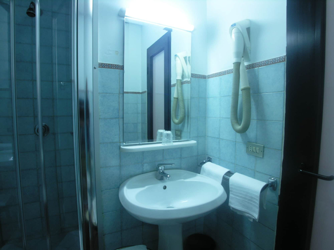 Bathroom 4, Toledo Hotel, Napoli